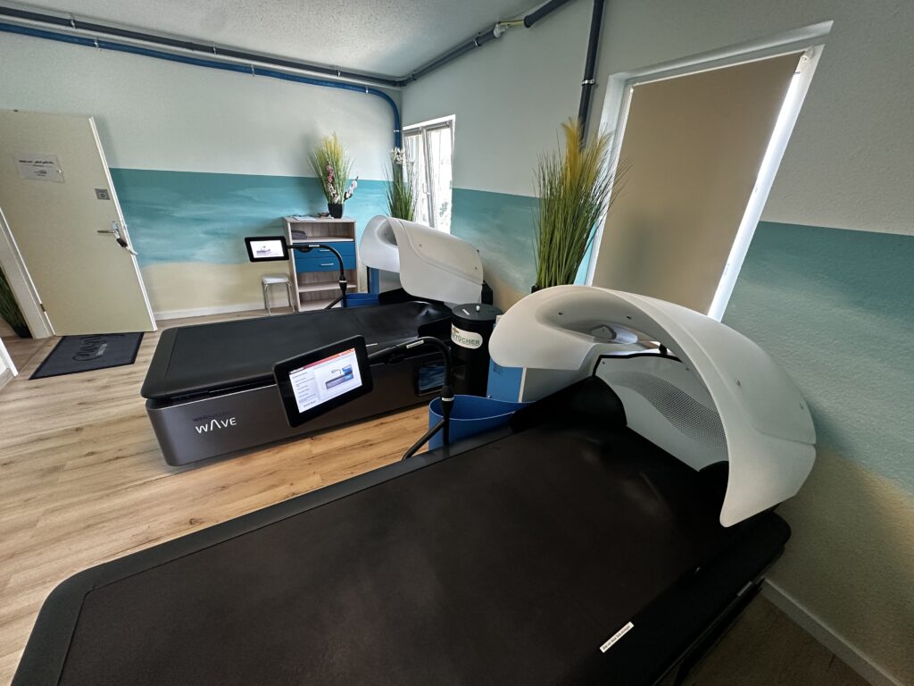 Raum mit Hydrojet Massageliegen - Hydrowave Massage Bernau